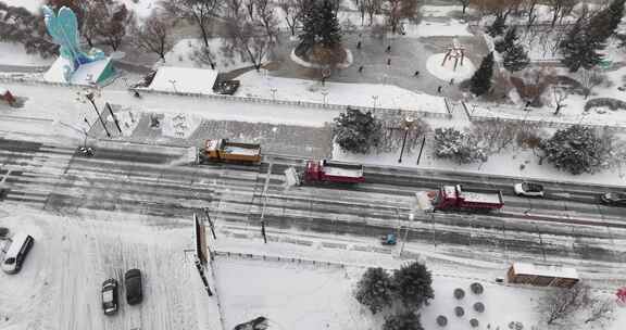 雪天城市街道的车辆与行人活动