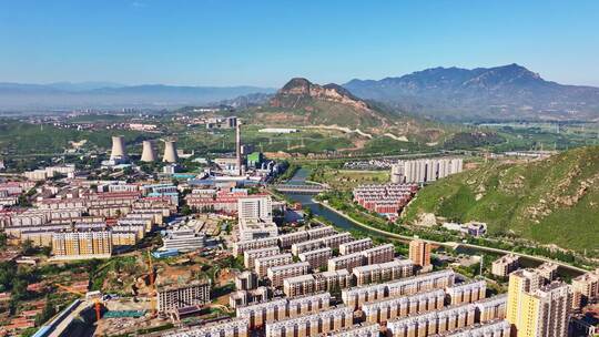 河北张家口市下花园区鸡鸣山脚下的城镇全景