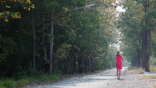 泰国旅游视频泰国林间小路女游客尖顶民居