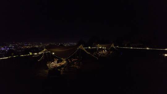 夜晚一家人正在露营野餐看夜景