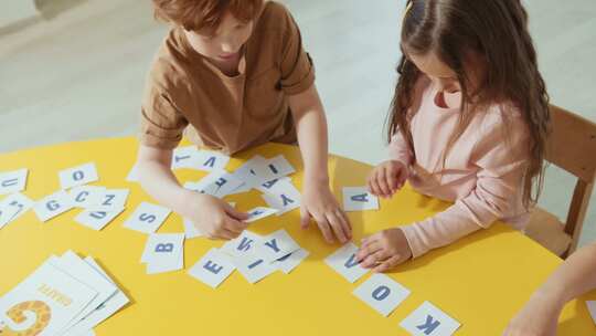 小朋友在幼儿园识别英文字母 开发智力视频素材模板下载