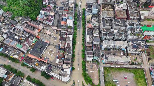 俯瞰城市街景道路被水淹没的景象