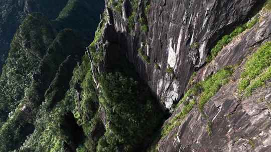 悬崖峭壁大好河山