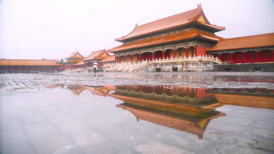 北京故宫太和门雨中倒影固定镜头