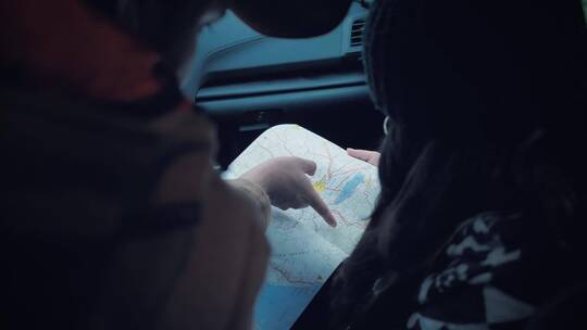 一对夫妇在车内看地图