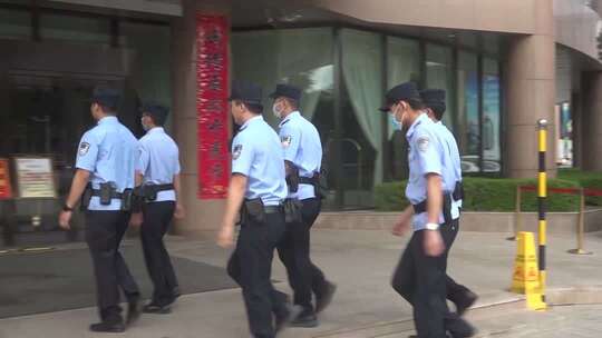 公安特警巡逻检查保护人民安全