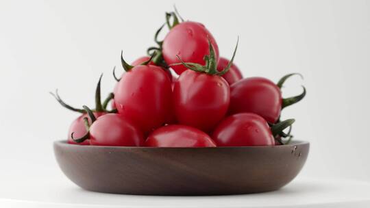 旋转拍摄碗中有机小番茄