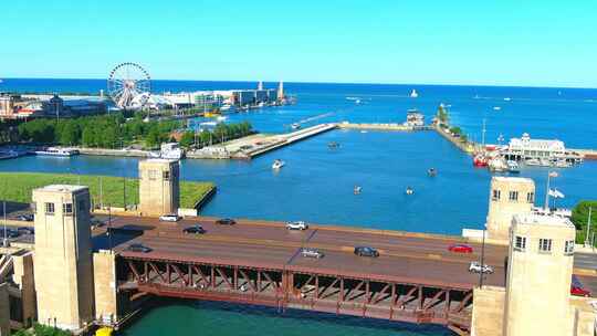 俯瞰芝加哥伊利诺伊州河道和密歇根湖的航拍|背景中的海军码头视频素材模板下载