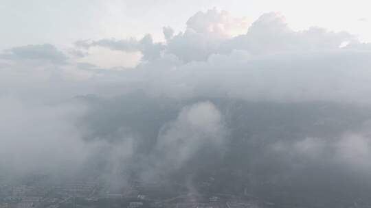 台风到来之前，泰山云雾翻腾，风起云涌