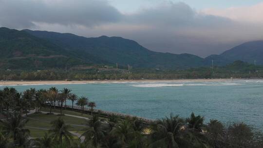 日月湾海边浪花