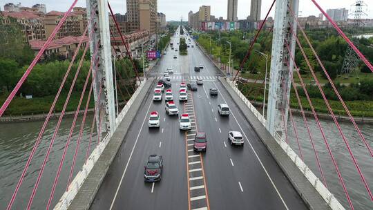 航拍婚礼车队行驶在公路大桥上