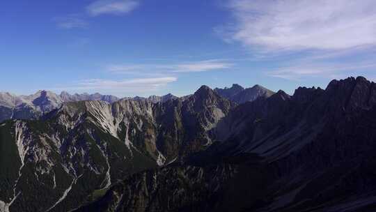 秋天，蒂罗尔西菲尔德附近的西菲尔德乔奇拍摄的阿尔卑斯山史诗般的平移山景。奥地利
