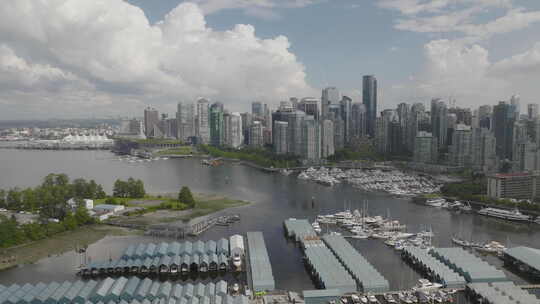 温哥华港及其码头和高楼