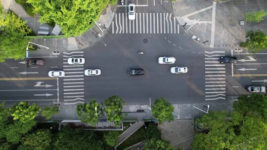 航拍城市道路十字路口交通