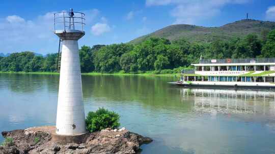 广西桂林黄牛峡漓江旅游船