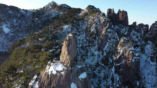 黄山飞来石雪景近距离环绕