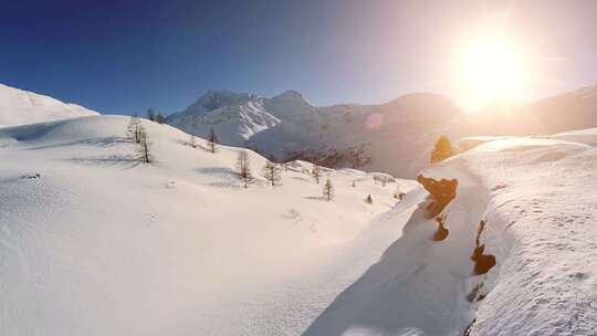 冬天阳光照射下白雪覆盖的山地