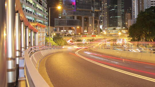 夜晚香港一条繁忙街道上的汽车延时