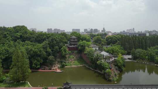 绿树环绕中的古建筑群鸟瞰全景黄冈东坡赤壁