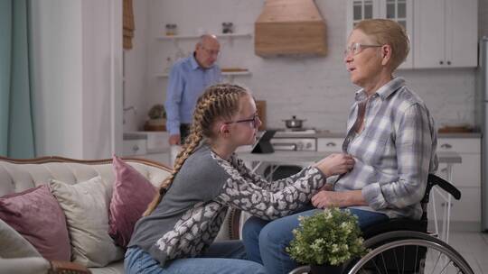 孙女帮助瘫痪的奶奶穿衣服视频素材模板下载