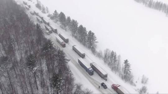 由于大暴风雪袭击，数千人被困在高速公路上