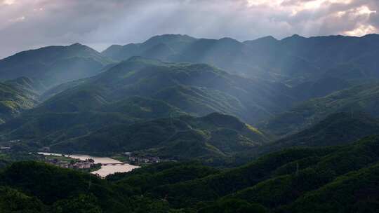 阳光光芒光束丁达尔耶稣光大气风景