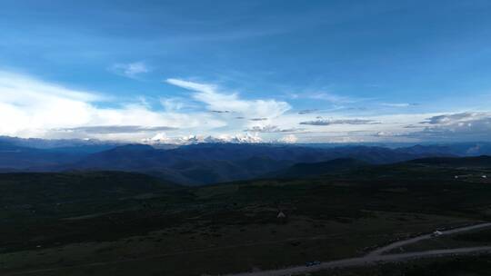 贡嘎雪山日出神山航拍