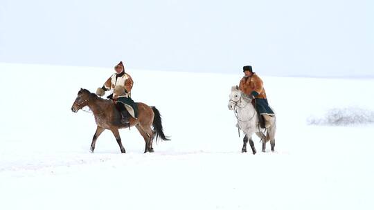 布里亚特牧民骑马在雪原的风雪中