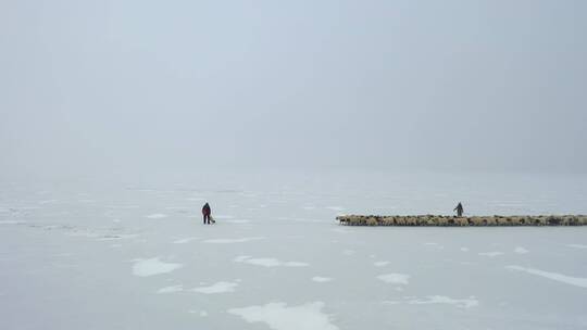 西藏山南冬天普莫雍措蓝冰上赶羊无人机航拍