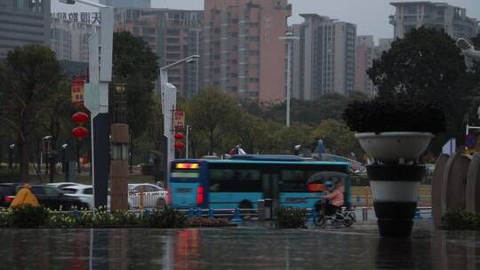 下雨天的街景车流