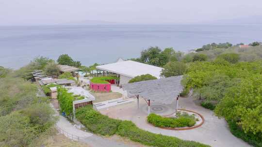 多米尼加共和国巴伊亚·德·奥科亚湾俯瞰加勒比海的海滨空度假村建筑