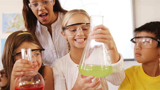 老师带着学生做化学实验