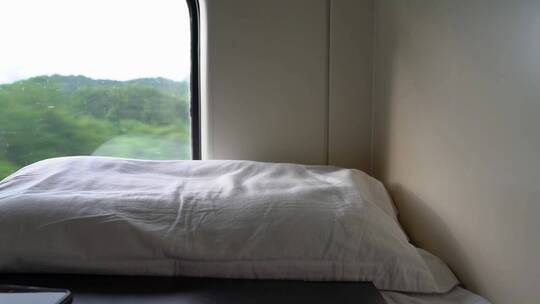 特写火车卧铺枕头