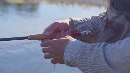 夏日清晨飞钓者在蒙大拿河寻找鳟鱼