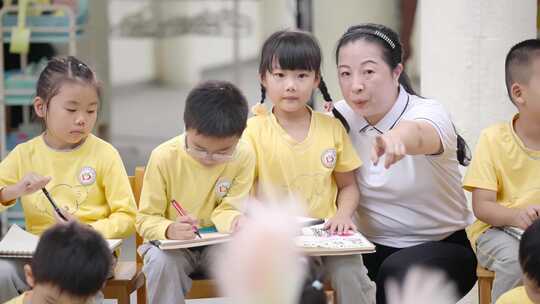 幼儿园小孩开心快乐的玩耍