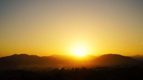 乡村黄昏日落延时夕阳晚霞山峰阳光山脉远山