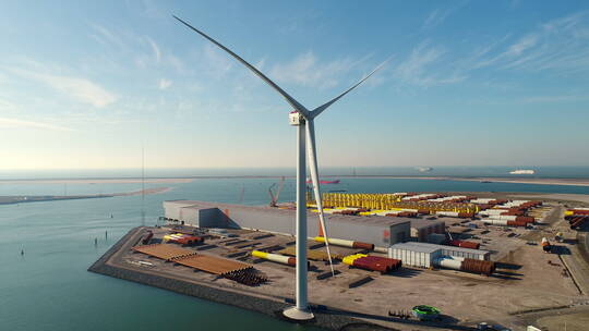 港口的风力涡轮机视频素材模板下载