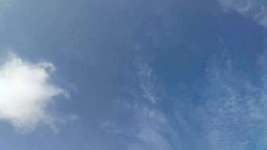 低角度的白云和蓝天 