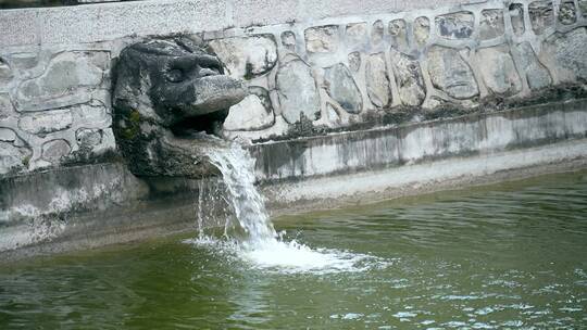 北京大觉寺许愿池内流动的水