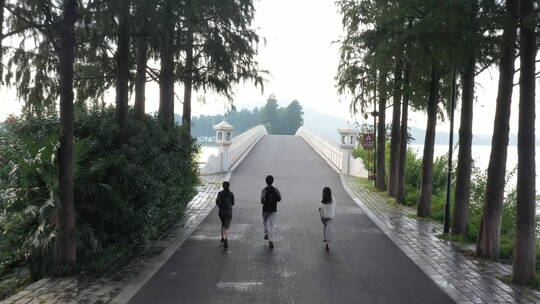 武汉东湖绿道航拍三人跑步模特709