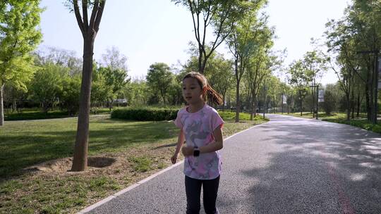 清晨在公园锻炼身体的中国女孩