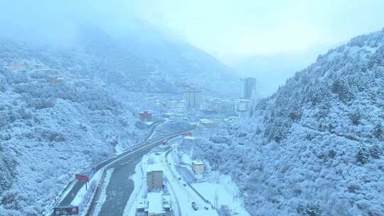 雪后小镇全景，银装素裹美如仙境