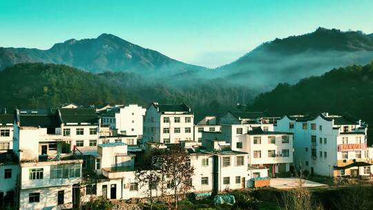 秋天清晨云雾山村村落炊烟