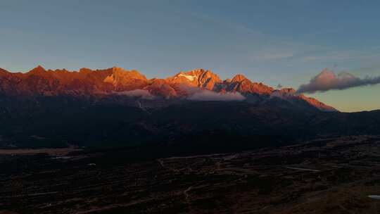 云南丽江玉龙雪山日照金山延时景观