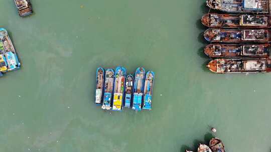 航拍福建漳州龙海岛美避风坞回港避风的渔船