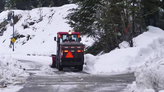 清除道路积雪的清扫车