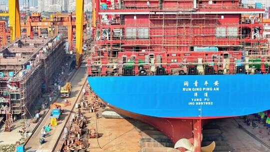 航拍长江港口码头船厂轮船下水仪式江轮海轮视频素材模板下载