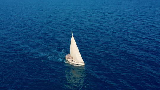 白色帆船在大海中行驶视频素材模板下载