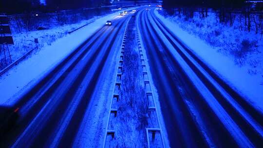 特写落满雪的科幻蓝高速公路车来车往