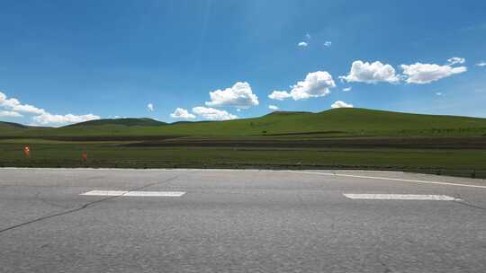 开车行驶在草原道路中  第一视角草原风景